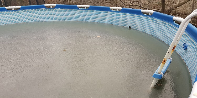 Pool im Winter draußen lassen